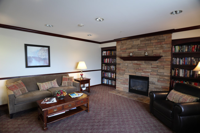 Lounge with Fireplace - Turtle Creek