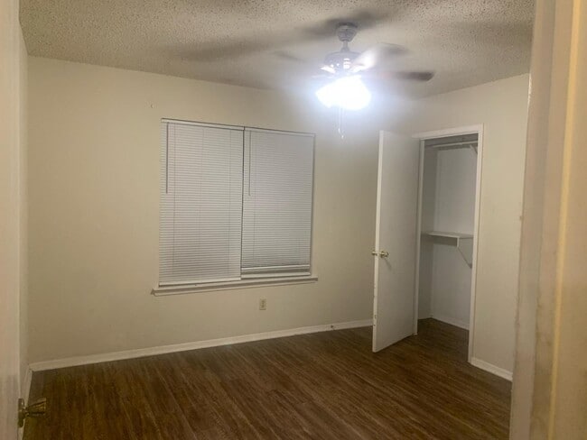 Building Photo - 420 Oakwood Ln