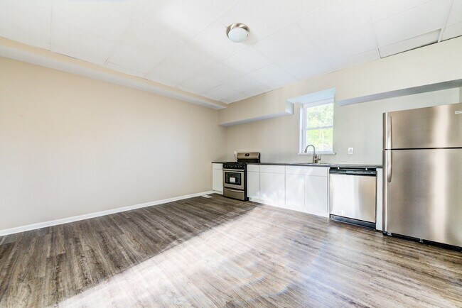 Foto del edificio - AVAILABLE NOW-  Spacious 3 bedroom with central a/c!