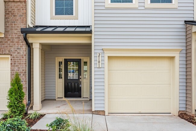 Building Photo - Available Early July - 3 Bed, 2.5 Ba in Convenient Location! Pet Friendly!