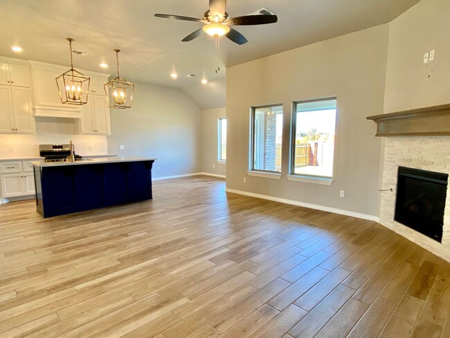 Building Photo - Beautiful 3 Bed, 2 Bath, 2 Car North Edmon...
