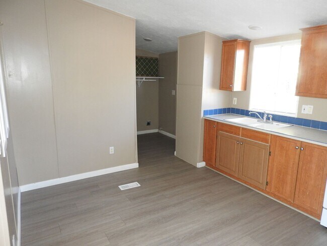 Building Photo - Large double lot with three bedroom manufa...