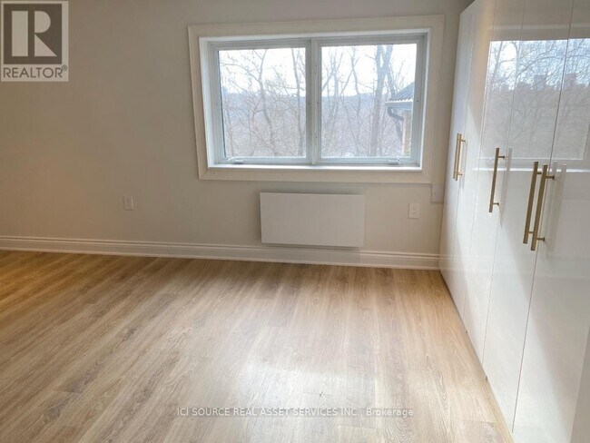 Photo du bâtiment - 172 Humbercrest Blvd