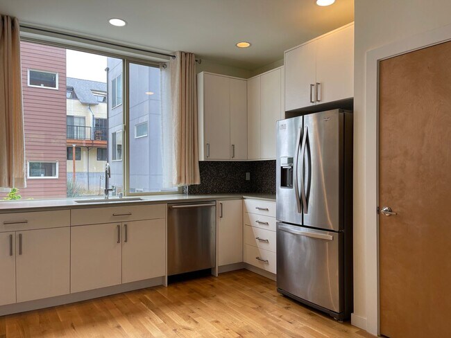 Foto del edificio - 2311A 48th Ave SW