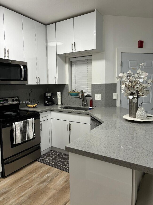 Foto del edificio - 18320 NW 68th Ave