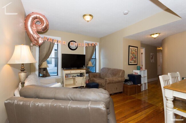 Foto del edificio - Avl 9/1! Spacious 4BR/2BA in Allston w/central AC, large bedrooms!