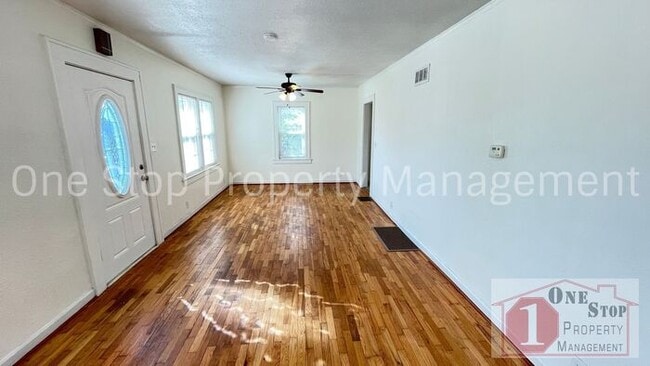 Building Photo - Charming 2 Bedroom, 1 Bathroom home in Ind...