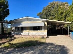 Building Photo - 101 Greenbrier Dr