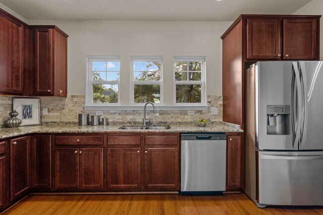 Building Photo - Welcome to this stunning 3-bedroom, 3.5-bath tri-level condo!