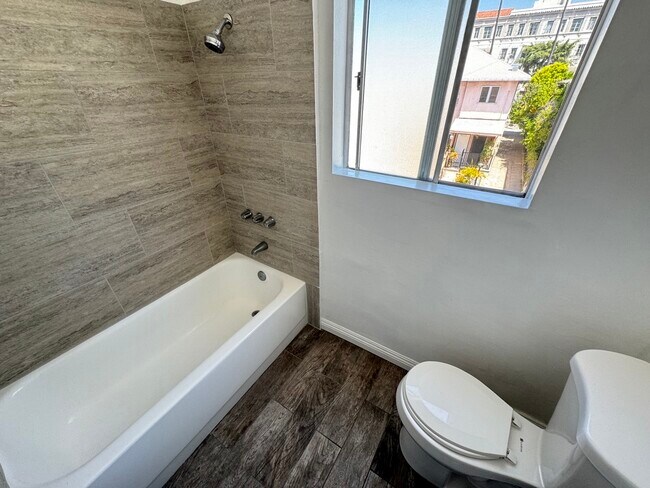 Building Photo - 1831 Tamarind Ave