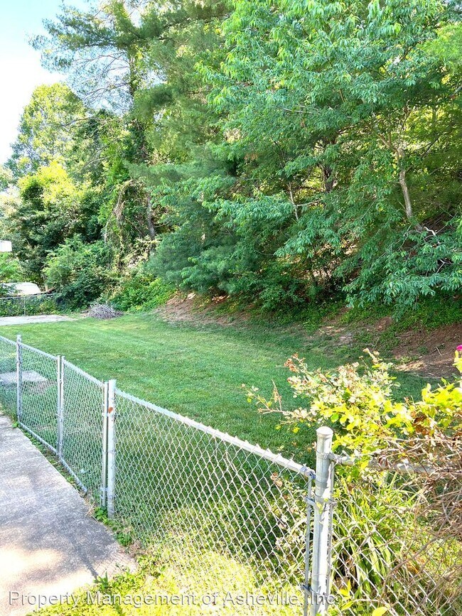 Building Photo - 3 br, 1.5 bath House - 9 Lynwood Cir