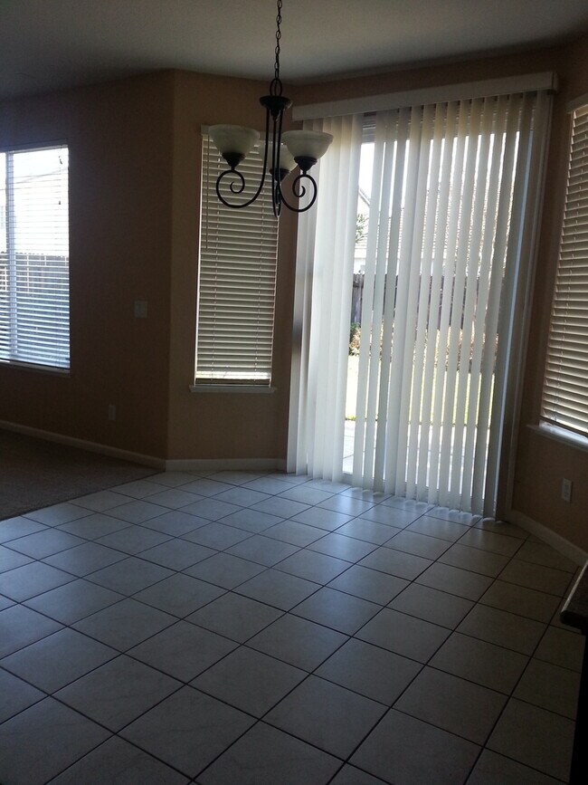 Foto del edificio - Located in a great neighborhood 5Bdm 3Ba Home With 2 Car Garage