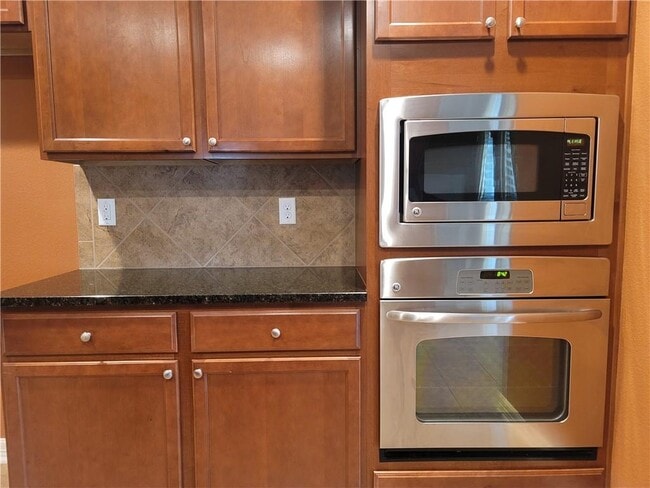 Building Photo - 1901 Woodhaven Ct