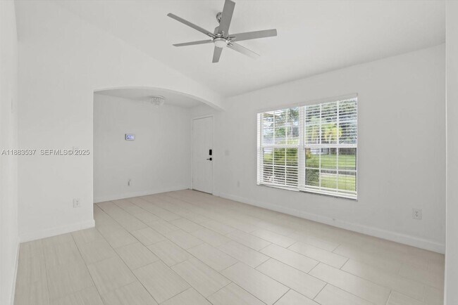 Building Photo - 1392 SW Sudder Ave