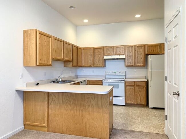 Photo - Spacious 3 Bedroom Townhome- Convenient Access to the Front Range
