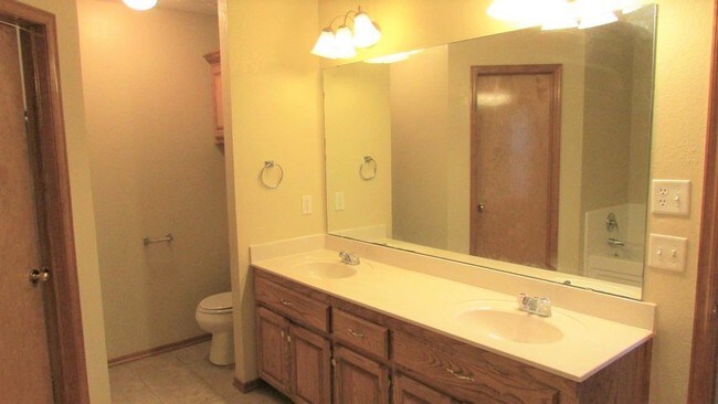 Foto del edificio - 8204 Aaron Dr