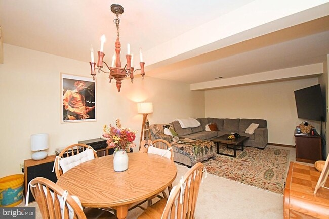 Building Photo - 601 W Market St