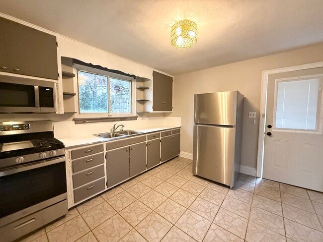 Building Photo - Beautiful Brick Home in Prime Hickory Location – Spacious Layout & Hardwood Floors!