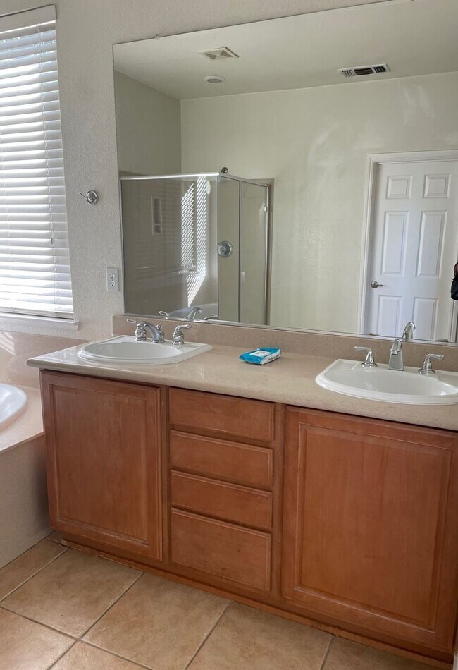 Building Photo - Beautiful 5 Bedroom 3 Bath Home in Twelve ...