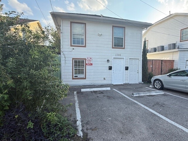 Building Photo - 1308 Genova St