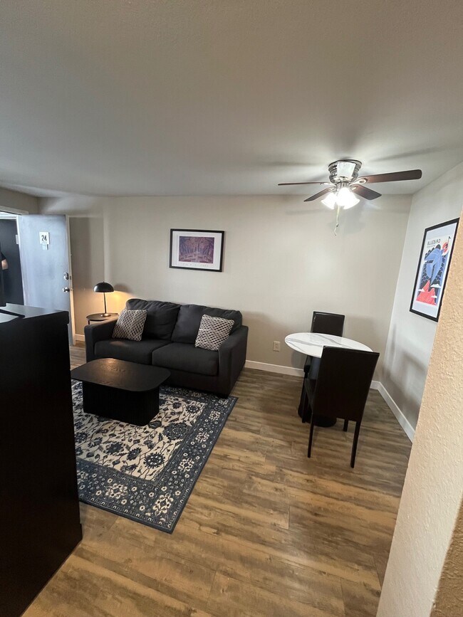 Building Photo - Apex 980