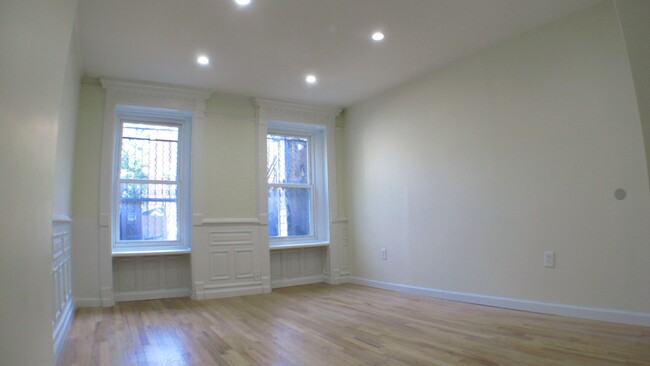 Building Photo - Garden 1.5-Bed/1-Bth Renovated Bed (1+ Off...