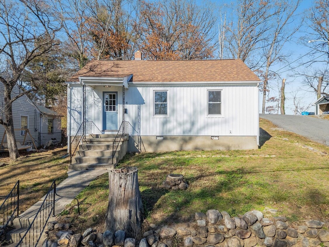 Foto principal - 2 Bedroom, 1 Bathroom newly renovated home for rent off Williamson Rd!