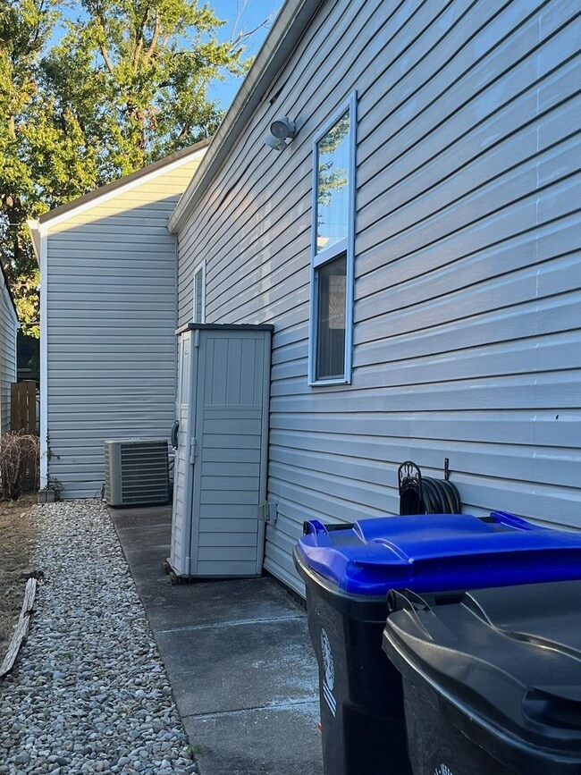 Building Photo - Beautifully Renovated Two Bedroom Highlands Home