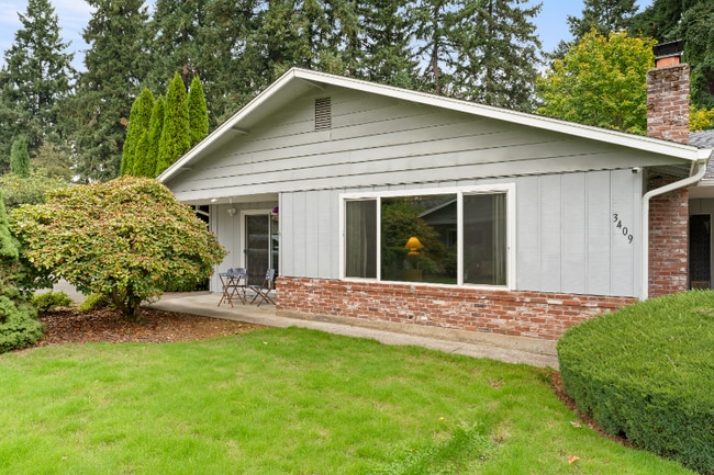 Foto del edificio - 3409 NE Oaks Ln