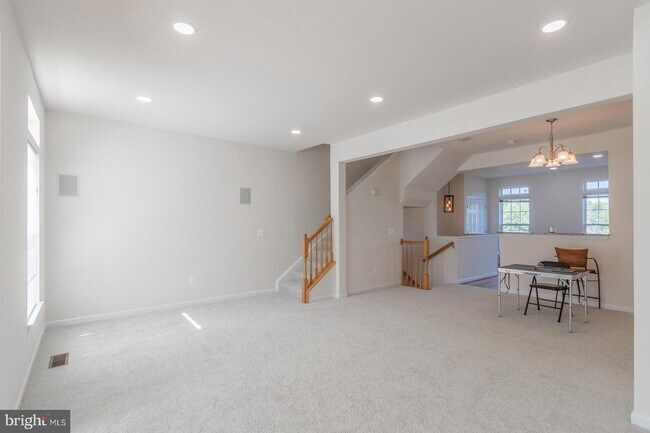 Building Photo - 705 Monroe Point Dr