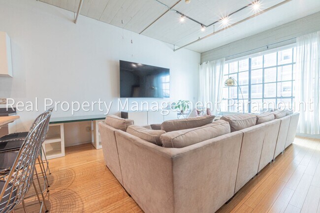 Building Photo - Downtown Art District Studio for Rent | High Ceilings, Hardwood, In-Unit Laundry