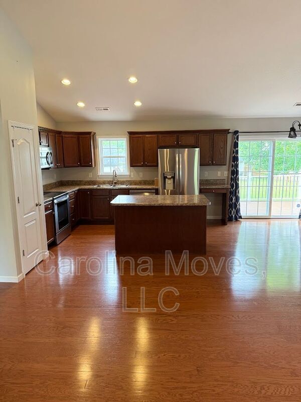 Foto del edificio - 264 Sleepy River Rd