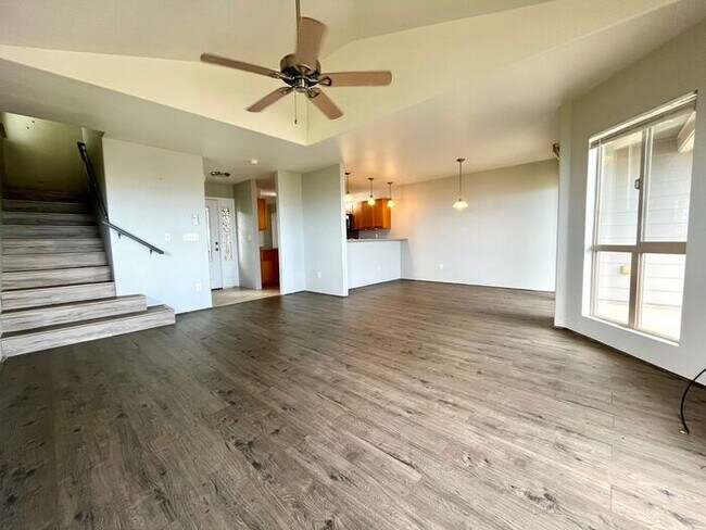 Foto del edificio - Makakilo: 3 Bdrm 2.5 Bath Townhouse w/ 2 C...