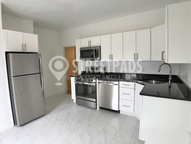 Building Photo - 3 bedroom in Brookline MA 02135