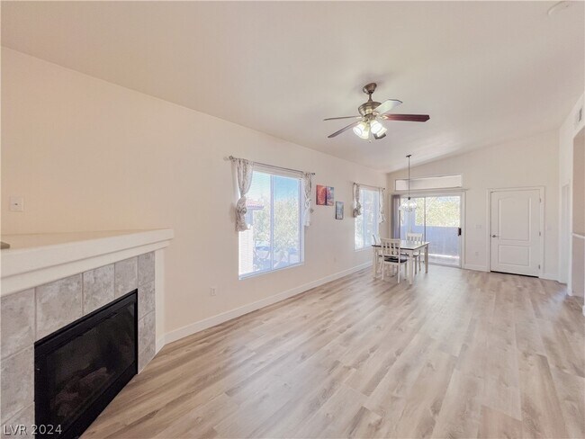 Building Photo - 2305 W Horizon Ridge Pkwy