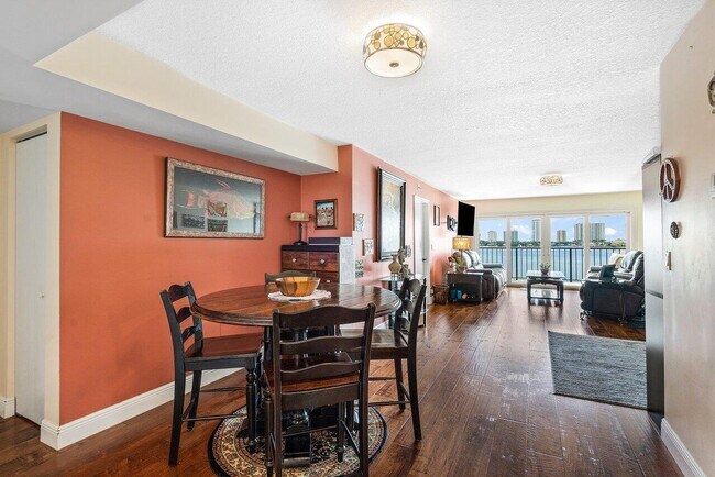 Foto del edificio - 3040 Lake Shore Dr