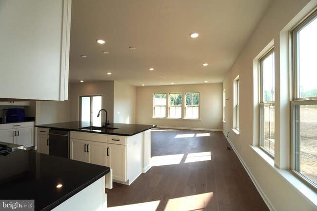 Building Photo - 612 America Dr