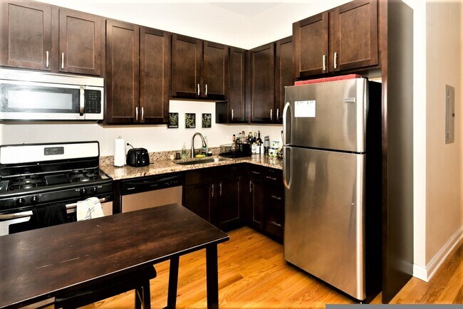 Foto del edificio - 1758 W Montrose Ave
