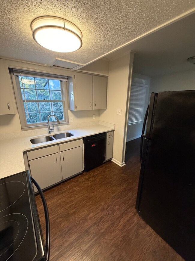 Foto del edificio - Beautifully Renovated Duplex in Prime Auburn Location