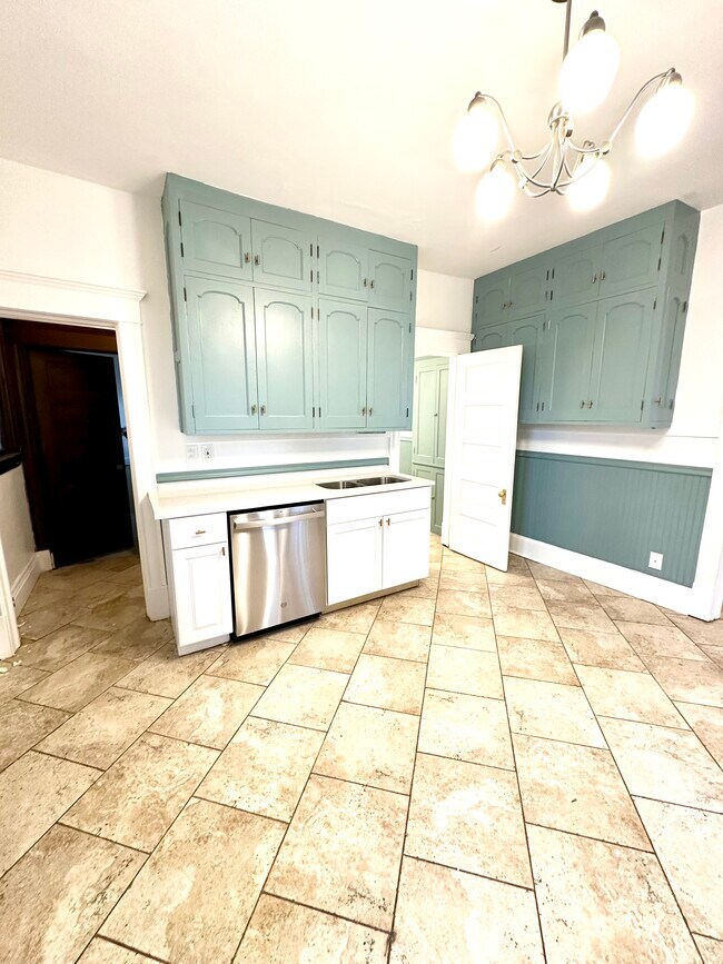 Kitchen - 47 Lowry Ave NE