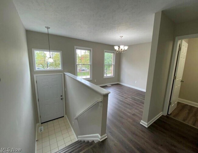 Foto del edificio - 8329 Beacon Pl