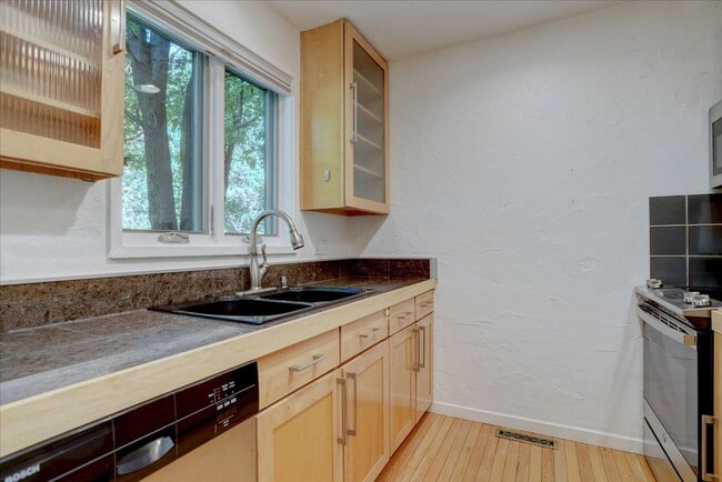 Building Photo - Available for immediate move-in!