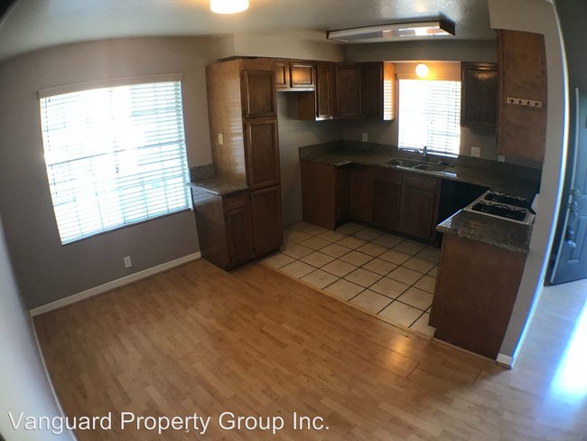 Foto del edificio - 2 br, 2 bath Apartment - 332 E. Amerige Ave.