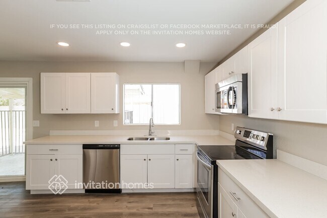 Foto del edificio - 2438 E Inverness Ave