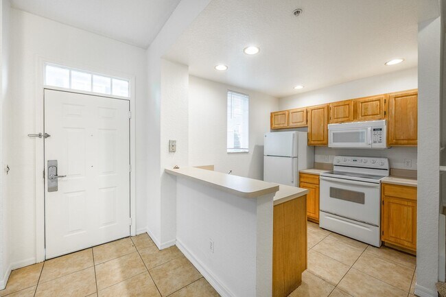 Foto del edificio - Beautiful 4-Bed, 3-Bath Townhome FOR RENT ...