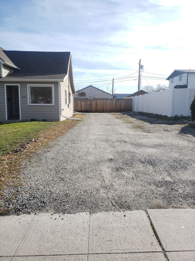 Building Photo - 2+ Bedroom, 2 bathroom Charming Home Avail...