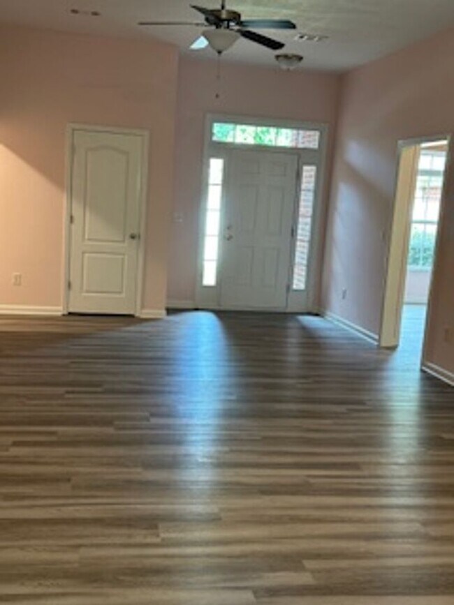 Foto del edificio - 3 BR/ 2 BA Attached Home