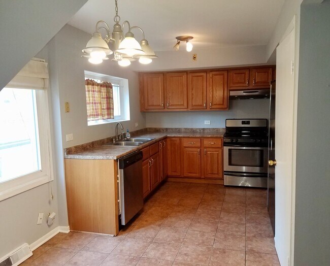Foto del edificio - Cozy 3 bedroom 1.5 Bathroom Townhouse! Hardwood Throughout! Parking Included In Rent! Available f...