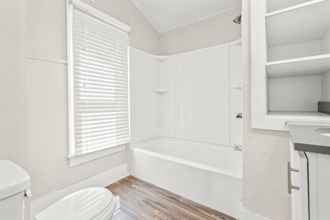 Building Photo - 2522 Iowa St