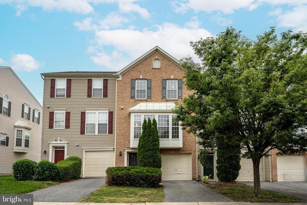 Primary Photo - 1440 Pangbourne Way